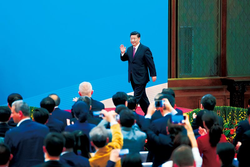 2019年4月27日，第二屆“一帶一路”國(guó)際合作高峰論壇在北京雁棲湖國(guó)際會(huì)議中心舉行圓桌峰會(huì)，國(guó)家主席習(xí)近平主持會(huì)議并致開幕辭。圓桌峰會(huì)閉幕后，習(xí)近平會(huì)見中外記者，介紹第二屆“一帶一路”國(guó)際合作高峰論壇圓桌峰會(huì)情況和主要成果。這是習(xí)近平步入記者會(huì)現(xiàn)場(chǎng)。 